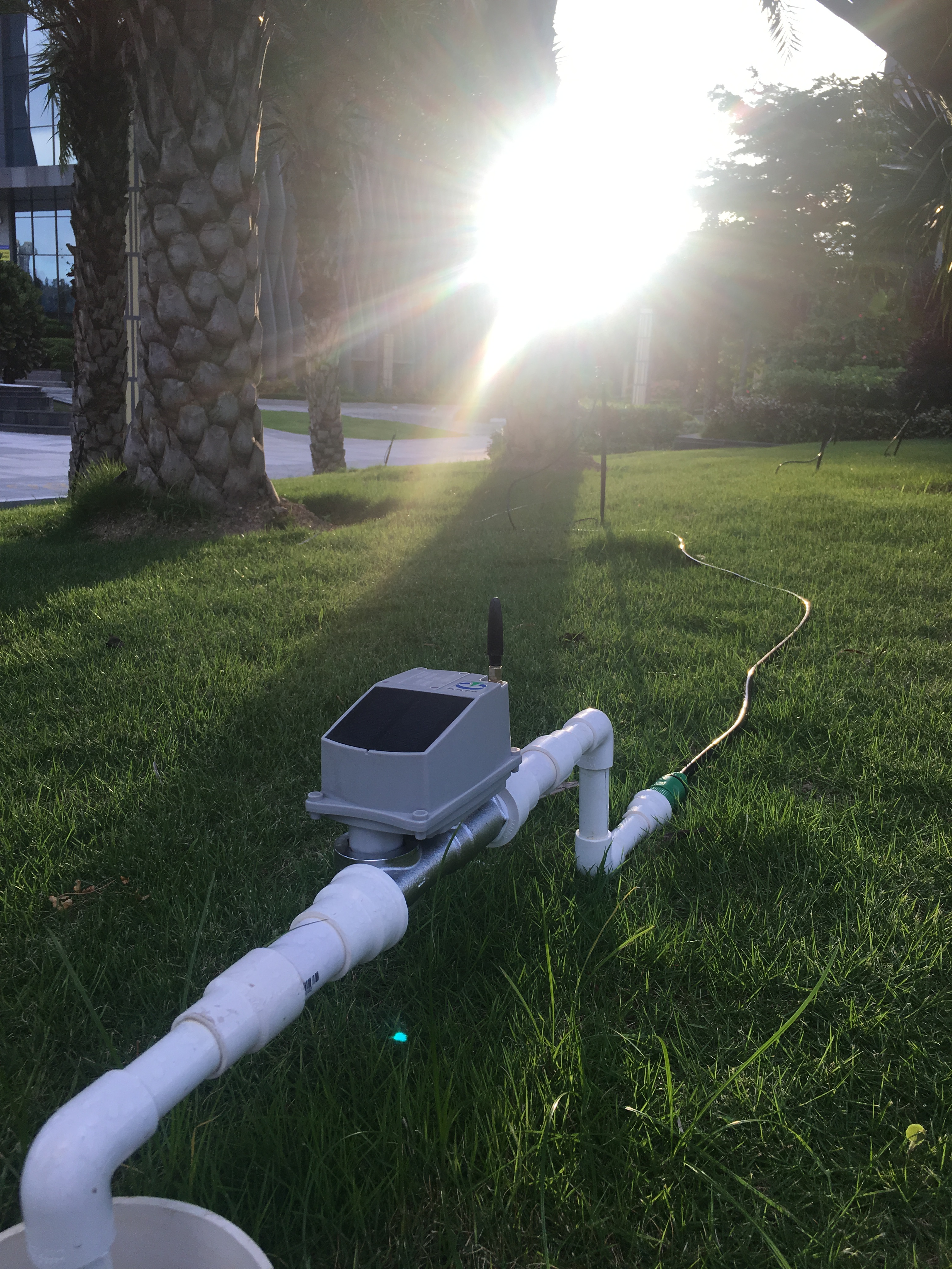 Sistema de irrigação por gotejamento solar base GSM/LoRa para vinhedos