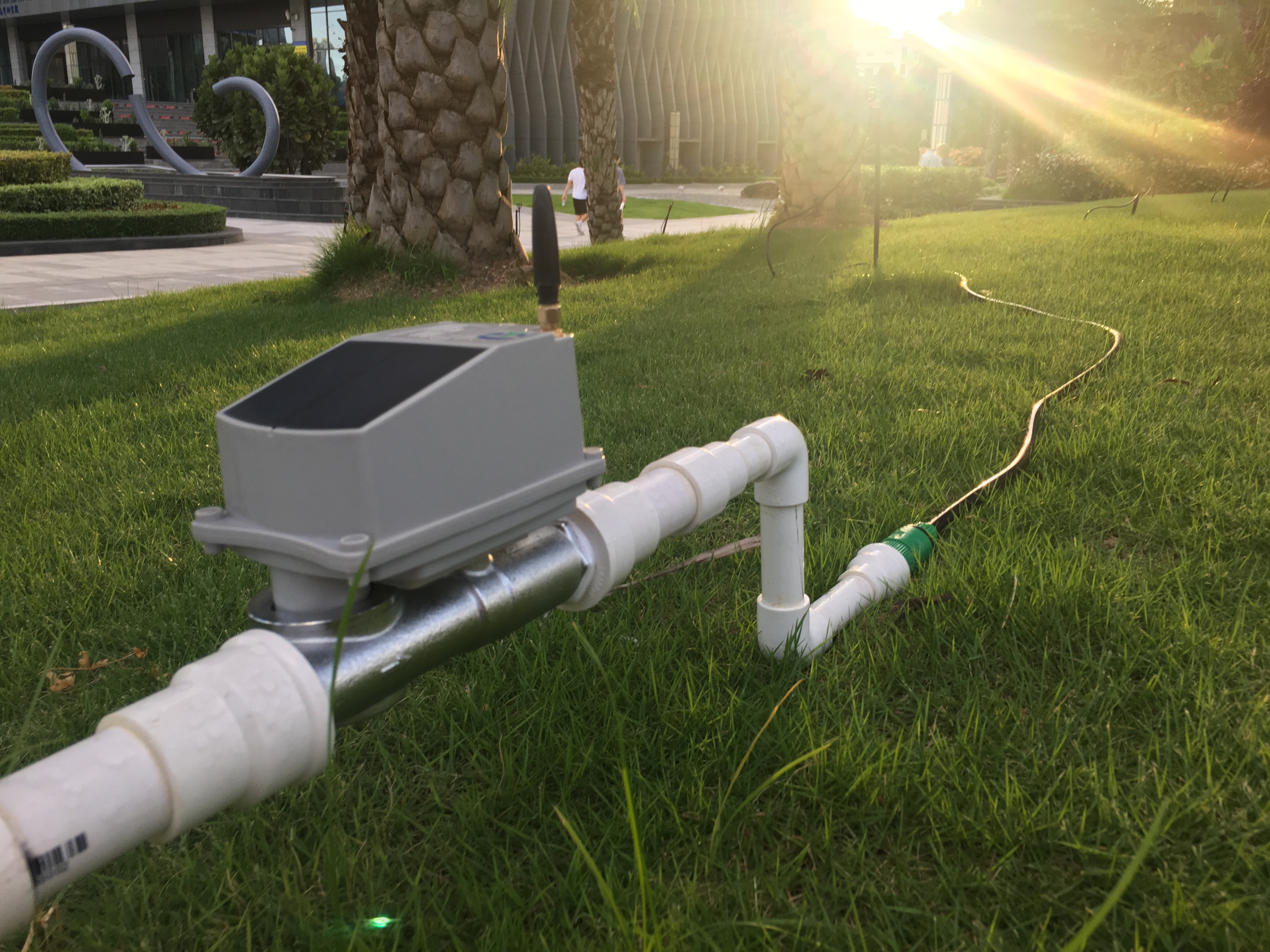Sistema de irrigação por gotejamento movido a energia solar baseado em Lora/GSM