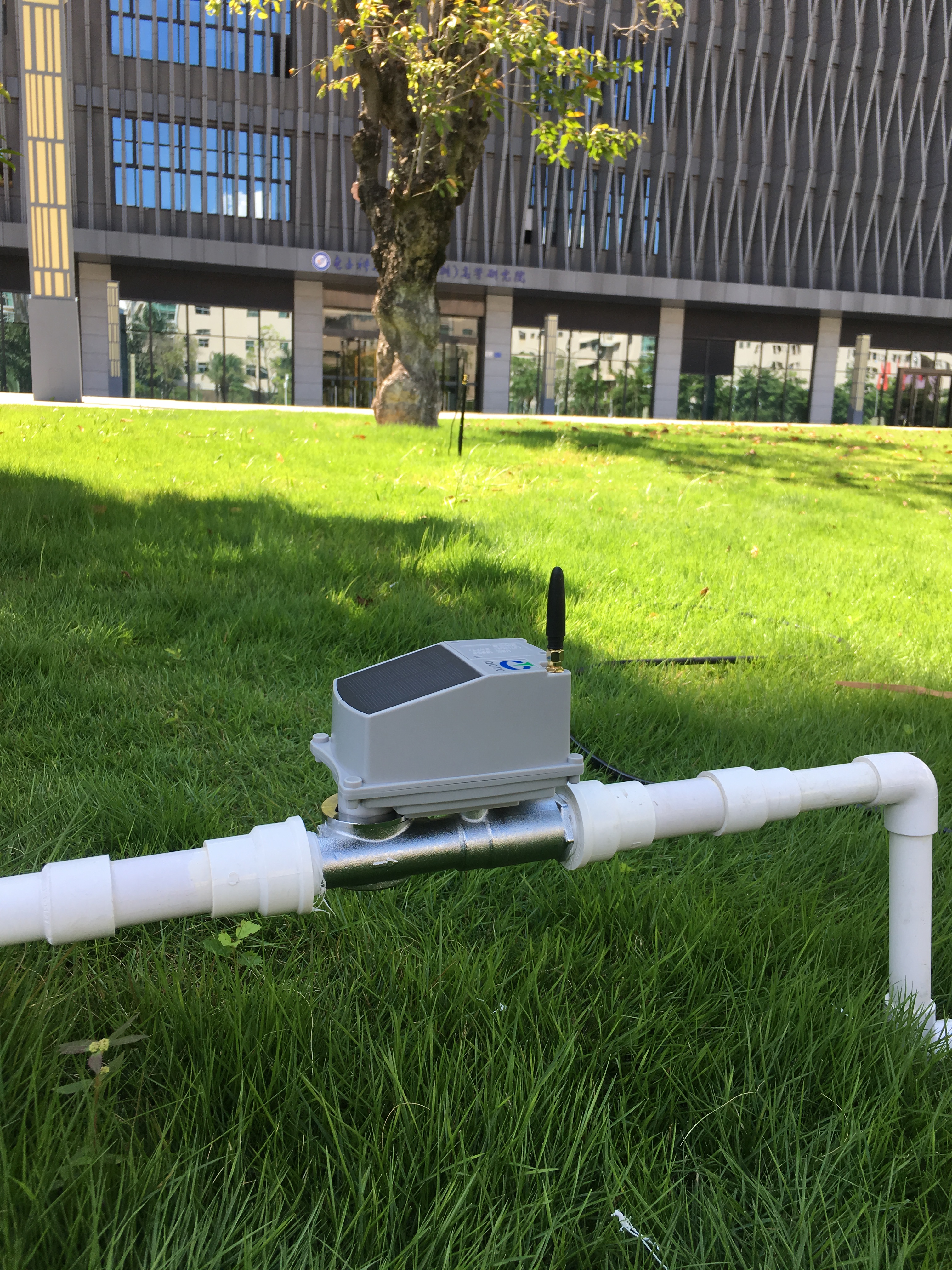 Sistema de irrigação por gotejamento solar base GSM/LoRa para vinhedos